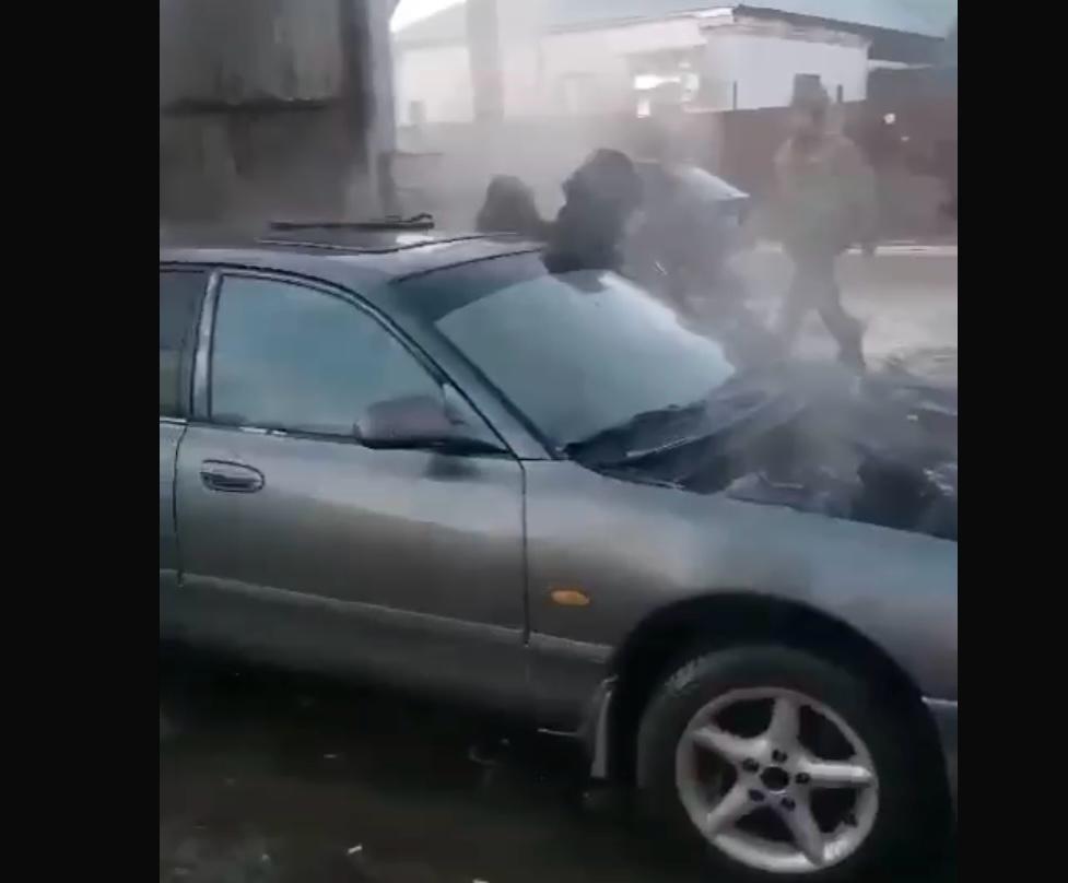 Два легковых авто спасли от огня в Уральске